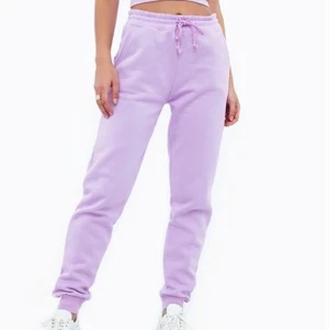 Lila mjukisbyxor  - Coola lila mjukisbyxor från chiquelle. Lite använda, men det syns inte. Inga noppror eller sånna saker. 