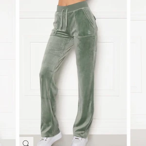 Juciy Couture  - Hej,söker detta juciy set eller byxor i färgen chinios green med fickor där bak. Om nån har det och vill sälja för ett bra pris skriv i kommentarerna👍🏽endast seriösa säljare.