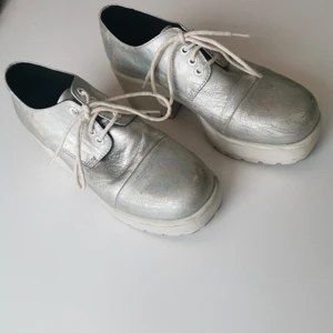 Iridescent Vagabond Platforms - Roliga Vagabondplatforms med en regnågig iridescent vibe vid ljuset (inte välfångat i bilden tyvärr🙃). De är i använd skick, men kosmetiska skorpor, men märks inte när man ballar ut i de.                                200kr + frakt, allt kan vi mötes upp i umeå