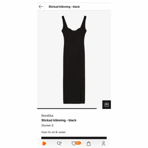 Bershka ribbad klänning - Jag säljer varan eftersom att jag inte har användt den så mycket. Klänningens skick är som gott som ny och är väldigt skön! Hör av er vid intresse eller frågor🪄