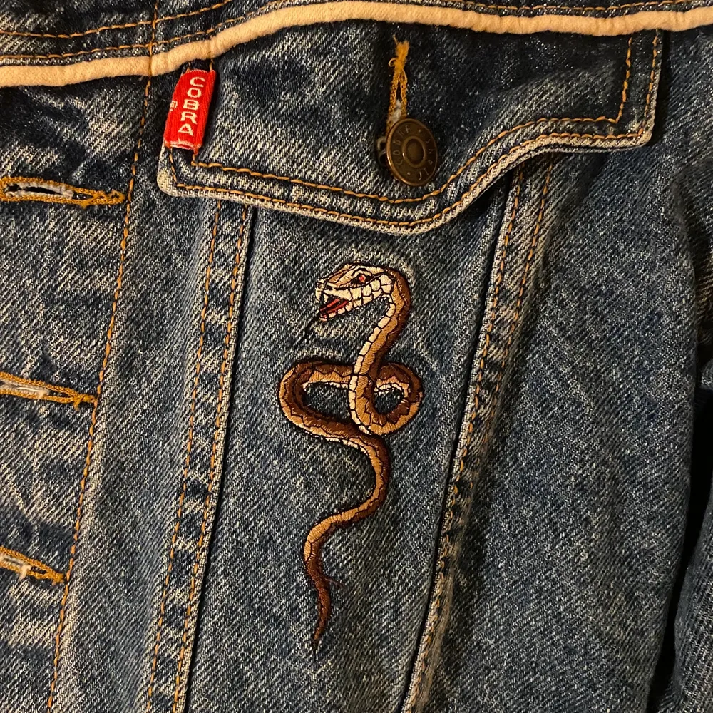 Croppad jeansjacka i storlek S/M fint skick. Säljer då den tyvärr är en aningen för liten för mig. Jackor.