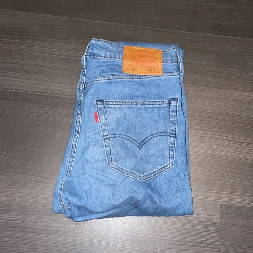 Levis 501 w32 l32 i utmärkt skick. Använda ett fåtal gånger, har mest legat i garderoben utan att vara använda. Ny pris 1099kr. Jeans & Byxor.