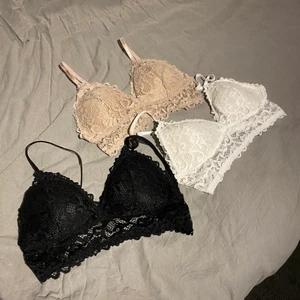 Tre braletter💕 - Den svarta är såld!!! Endast testade och tvättade. 50kr/st eller 80kr för båda. Köper man en så är frakten 15kr, köper man två är frakten 30kr💕) De där väldigt sköna och sitter bra men har tyvärr inte kommit till användning💕