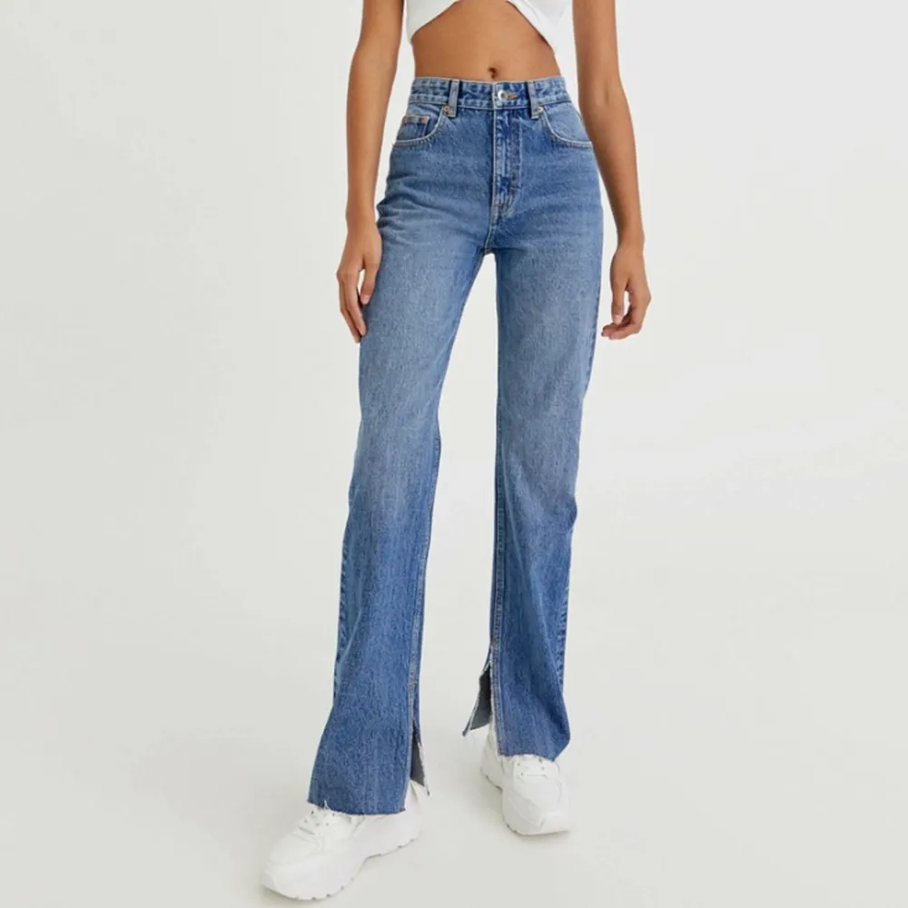 Blåa jeans med slit från pull and bear, köpta för runt 400. Storlek 34. Jeans & Byxor.