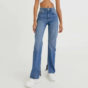 Blåa jeans med slit - Blåa jeans med slit från pull and bear, köpta för runt 400. Storlek 34