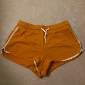 Retro shorts monki xs - Orangea shorts i retrostil från monki. Mycket gott skick! Kan användas som pyjamas, till träning, eller sommaren! 