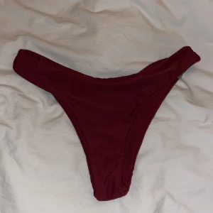 Mörkröd bikiniunderdel strl M - Mörkröd / vinröd bikiniunderdel i storlek M, passar S. Aldrig använd!💖