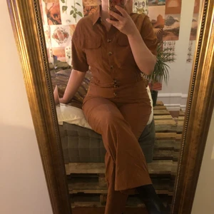 Roströd jumpsuit  - En roströd jumpsuit som är hur fin som helst! Tyvärr kommer den inte till användning så hoppas den hittar ett annat hem! 🌻