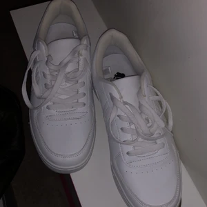 Sneakers  - Vita sneakers som jag aldrig är använd då de är för stora. 