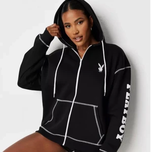 Playboy  - Säljer denna snygga Playboy zipup hoddien då den inte kommer till andvändning så mycket. Den är precis som ny, inga skador eller nått. Den är oversize i stl men passar mig bra som har stl S/M vanlig. Den är slutsålt på hemsidan jag köpte den på. Köpt för 600kr säljs för 350kr, kan gå ner i pris vid snabb affär. För egna bilder skriv privat☺️