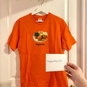 Äkta orange t shirt från Supreme i storlek M. Köptes i supreme butiken i Paris. Är i perfekt skick förutom att den är skrynklig, men går att stryka! :) 