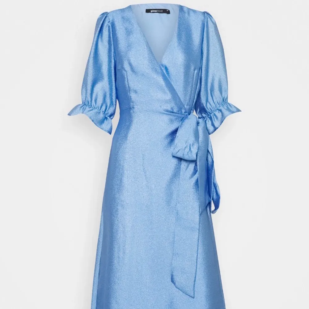 Superfin blå klänning från Gina tricot, i ett jätte härligt och fint material, nypris 599. . Klänningar.