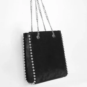 slutsåld väska från zara - säljer denna slutsålda väska från zara, skriv till mig privat om frågor💕 är fler intresserade startar jag budgivning, priset går att diskutera 