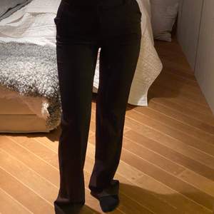 Superfina och långa bruna byxor från Lindex Aldrig använda, säljer pga för små. 💕🌸✨ nypris 500kr