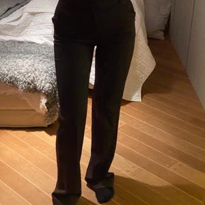 Bruna byxor från Lindex  - Superfina och långa bruna byxor från Lindex Aldrig använda, säljer pga för små. 💕🌸✨ nypris 500kr