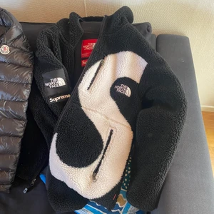 Supreme x the North face fleece  - Size small, varm och skön funkar perfekt för våren! Den Köpt från stockX för 5000kr. Kvitto finns såklart på allt, Buda på!
