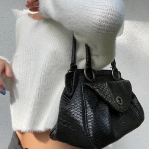 Väska, handväska - Säljer denna väska som jag köpt på Plick🖤 banden på väskan är slitna men den fungerar ändå perfekt och de är fortfarande ”starka” / kommer inte ramla av. Säljer pga inte min stil riktigt. Budgivning om många är intresserade (köp direkt för 200) !!:) LÅNAD BILD💘💘