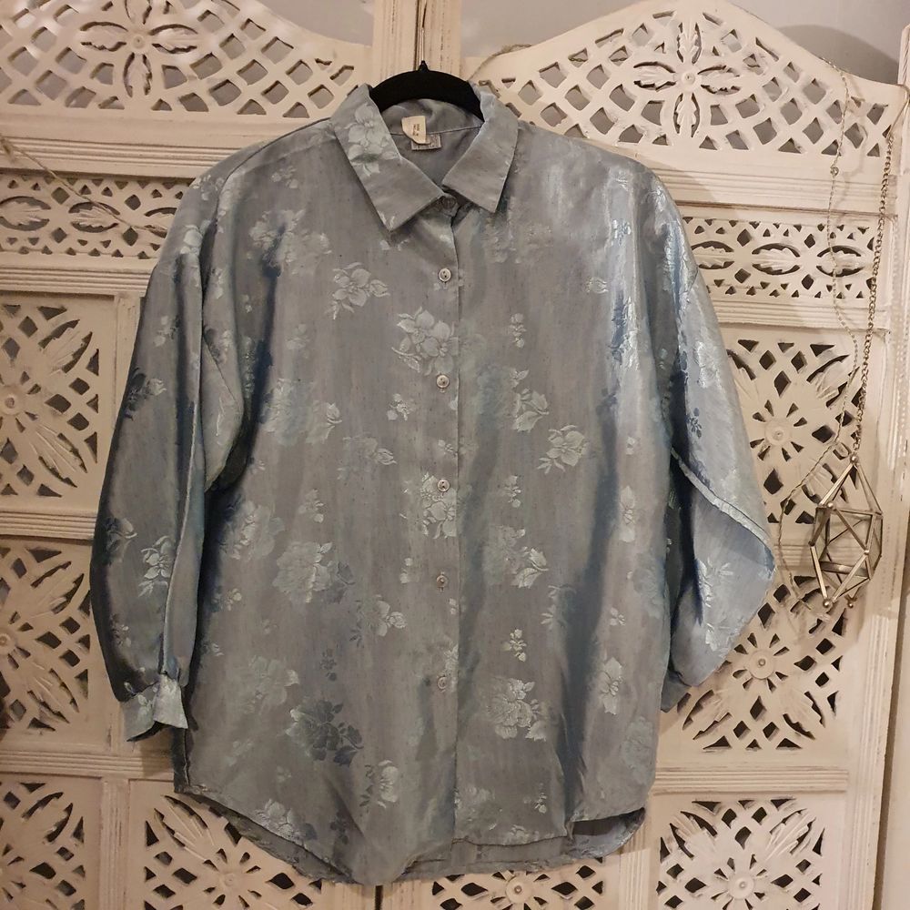 vintage ljusblå glansig skjorta | Plick Second Hand