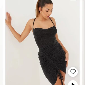 Nelly NY nyårsklänning  - Köpte denna från Nelly men fick en annan jag ska ha istället. Den är svart med glittriga paljetter på - helt perfekt till nyår! (Helt slut online) Köparen står för frakt eller möter mig i närheten av mig 🤍