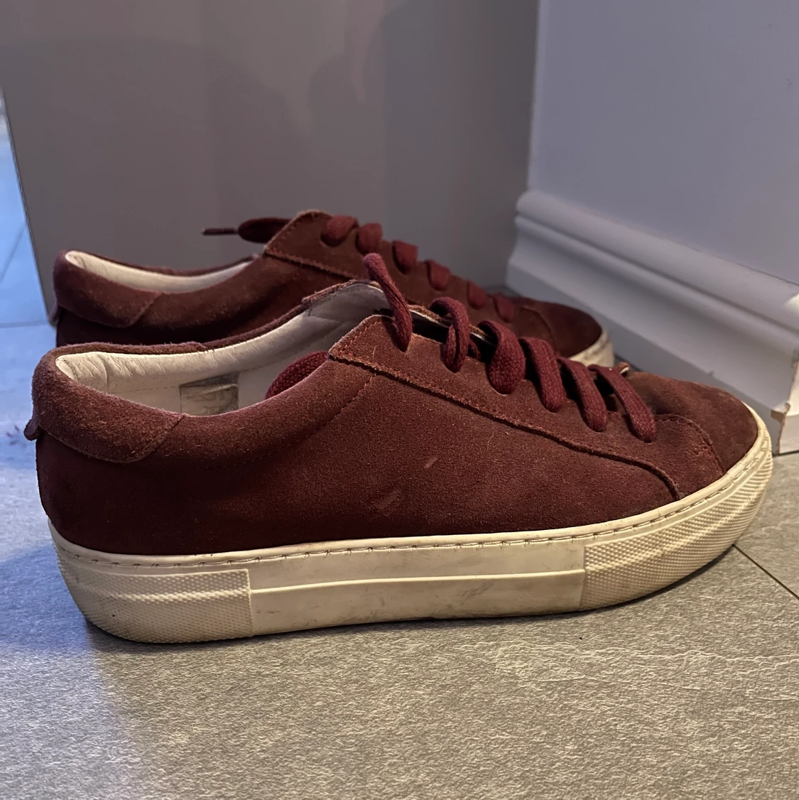 Vinröda sneakers