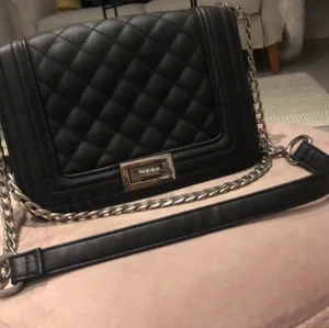 svart väska  - märke oklart, lite sliten vid ”låset” annars jättefin <3 frakten ingår i priset 