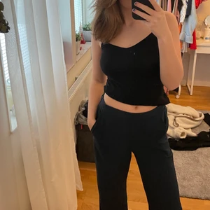 Marin blå lågmidjade kostym byxor - Marin blå lågmidjade kostym byxor från Vero Moda i storlek S!