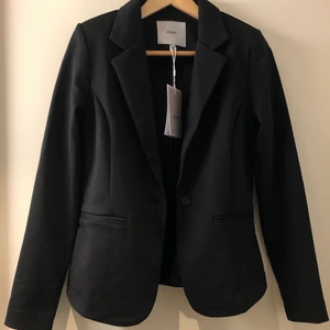 Svart kavaj Zalando - Oanvänd svart kavaj inköpt i höstas från Zalando. Figursydd och i lite stretchigt material som passar både till vardag och fest. 