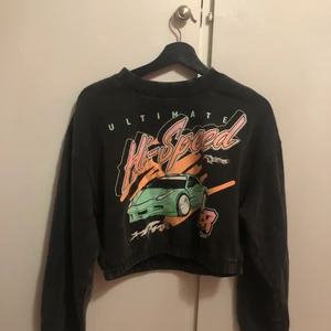 Sweatshirt  - Snygg sweatshirt helt oanvänd med prislappen kvar💗 storlek m🌸 skriv gärna vid funderingar eller intresse❤️