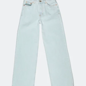 Junkyard Wide Leg Jeans - Jag säljer mina ljusblå och även min svarta jeans från Junkyard i stl 25. De är använda fåtal gånger och säljer pga att de inte kommer till användning. Jag köpte jeansen för 499 och säljer nu för 200 men priset kan sänkas och höjas beroende på hur många som vill köpa eller om någon kan köpa direkt. Frakten vet jag inte vad den kommer att kosta, Skriv till mig privat om du är intresserad eller har fler frågor