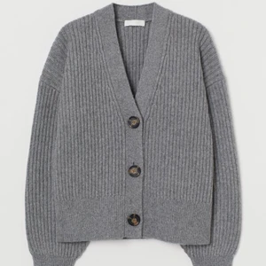 Kofta från h&m - Stickad kofta från h&m. Stl XS, använd fåtal gånger så i väldigt bra skick. Köpt för 300kr ⭐️