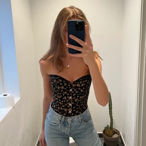 Dödskalle korsett  - Oanvänd dödskalle korsett i strl S/M men eftersom man spänner där bak kan den passa allt från XXS till en större M. Kan fraktas men även mötas upp ❤️💖 bilderna är mina egna! BUD ÄR BINDANDE!!