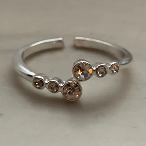 Ring - En jättegullig fin ring från Guldfynd, den är justerbar, så nästan vemsomhelst kan använda den. Hoppas den kommer till användning hos någon annan, då jag inte är så mycket för ringar🥰 gratis frakt då det ej väger något knappt, MEN, vill man kunna spåra får man betala frakt🙏🏼