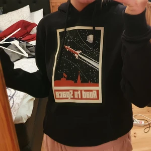 Asball svart hoodie med tryck - Nästintill oanvänd, fortfarande fluffig inuti! Svart hoodie med najs tryck på. Säljer pga för liten för mig. Köpt på zalando för ca 2 år sedan