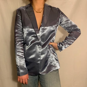 Matallic kavaj! - Blå metallic kavaj från NA-KD i strl. 38. Den är dock lite tajtare i ärmarna så passar nog bättre som en 36. Är själv 170 och brukar oftast ha S/36. Helt oanvänd med prislapp kvar!! 