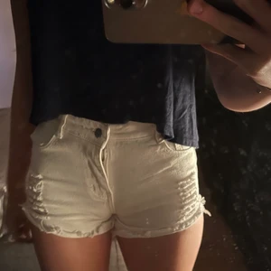Jeansshorts  - Sååå snygga jeansshorts köpta för nån sommar sen 🤍 de är i storlek M men jag skulle säga att de är rätt små i storleken och snarare passar en xs/s