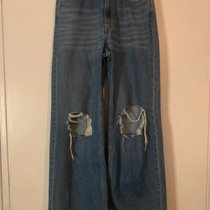 jeans - vida jeans från H&M i st M med hål på knäna använda få tal gånger och därför i väldigt bra sick ☺️
