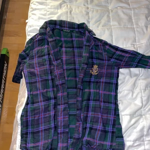 Ralph Lauren pyjamas storlek XS/S - Det står storlek S men jag skulle säga XS. Båda delarna ingår ✨✨