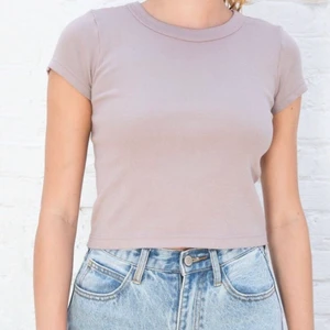 Brandy T-shirt  - Säljer nu denna as fina tröja ifrån Brandy Melville!! Tröjan kostar originellt 178kr och lappen är kvar. Säljer då den inte passade mig❤️❤️