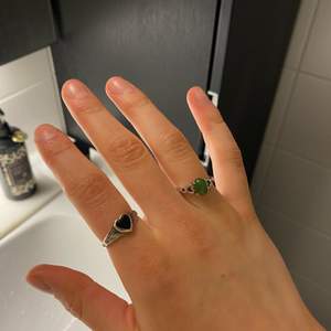 Två vintage ringer i sterling silver, tidigare köpta från Etsy🌷 strl i diameter på svarta ringen är 17,5mm. Strl i diameter på gröna ringen är ca 17mm, den har också justerbart band😁