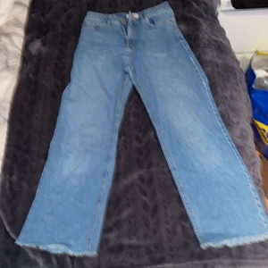 Lindex  - Säljer dessa fina byxor från Lindex säljer dem för att dem är försmå dem är i super bara sick💕och dem här högmidjade