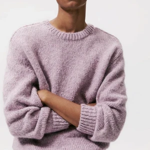 Stickad tröja - Säljer den här fantastiska tröja från Zaras herravdelning u storlek M. I en perfekt ljuslila färg. Tyvärr aldrig använd så i toppskick prislapp finns kvar☺️💞