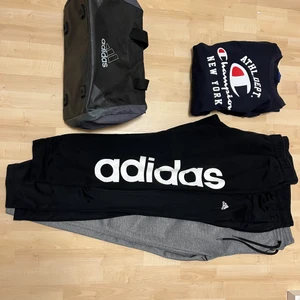 Blandat - 2 par Adidasbyxor byxor var av ett par är mjukis. Adidas väska och champion sweatshirt köpa som paket. Storlek på tröja XL o h byxor L