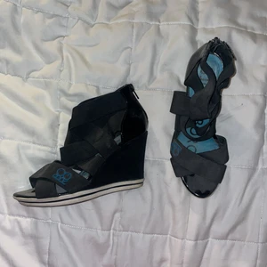 Björn Borg klackskor storlek 36 - 9cm högklackade skor med resårband och turkosa detaljer. Använt 2 gånger, riktigt bra skick! ✨