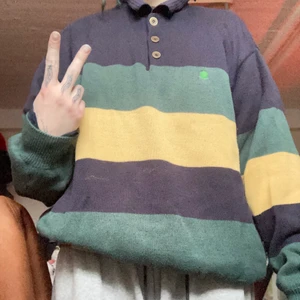 Tjocktröja  - jättemysig och tjock tjocktröja!! köpt secondhand :-) SÅ skön, perfekt till vintern:-) köp pls, frakt ingår i priset ! 