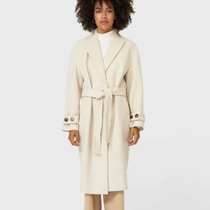 Kappa - Otroligt fin vit/ljusbeige kappa från stradivarius. Sparsamt använd och jättefint skick. Köpt för 900 kr på zalando.