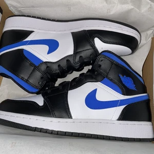 Air Jordan 1 Mid ”White black royal”  - Säljer mina jordans pga att jag inte får användning för dem, köpte dem i augusti för 2200kr o har endast använt dem 3ggr så de är i nyskick. Betalning sker via Swish! 