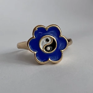 Ring - Silverring i form av en blomma med Yin-yang.