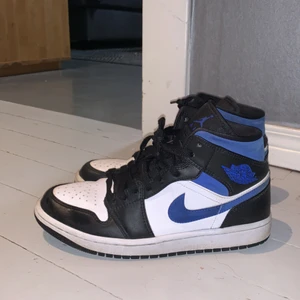 Jordan mid! - Säljer mina jordans mid, fint skick!! Inget fel på dom! Kartong finns kvar och nedkommer! Jag står för frakten!