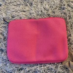 Neonrosa datafodral - Neonrosa datafodral som passar till Chromebooks, kan passa till fler datamodeller! Köpt från H&M🥰
