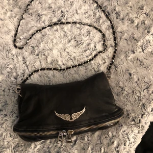 Zadig väska✨💕 - Säljer min älskade väska då jag har köpt flera nya som används mer. Använd sparsam i ett par månader men ser väldigt fräsch ut. Självklart äkta. Tyvärr ingår endast det långa bandet men det går att fästa så att den blir kortare. Bud eller köpt direkt för 900 💕💕 nypris 3265 kr💕